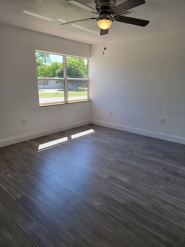 Building Photo - Gorgeous 3/2 in Beverly Hills