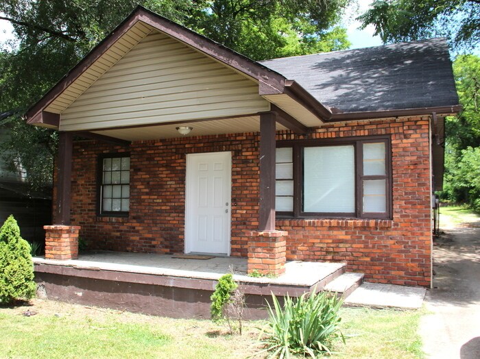 Primary Photo - 1047 E Trinity Ln