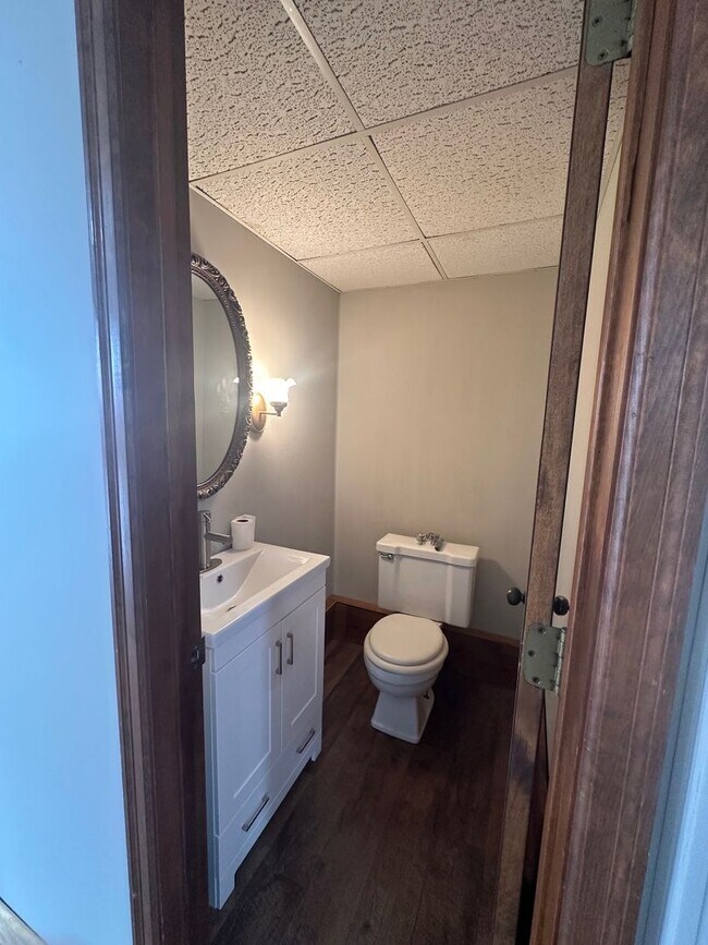 Building Photo - Recently remodeled 3-bedroom, 1.5 bath in ...