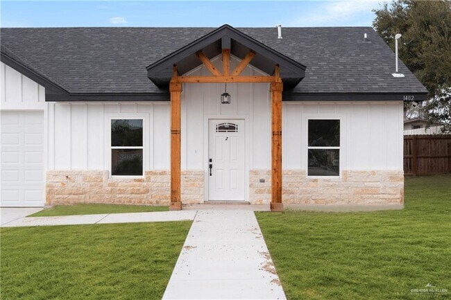 Building Photo - 1402 N Ozaka St