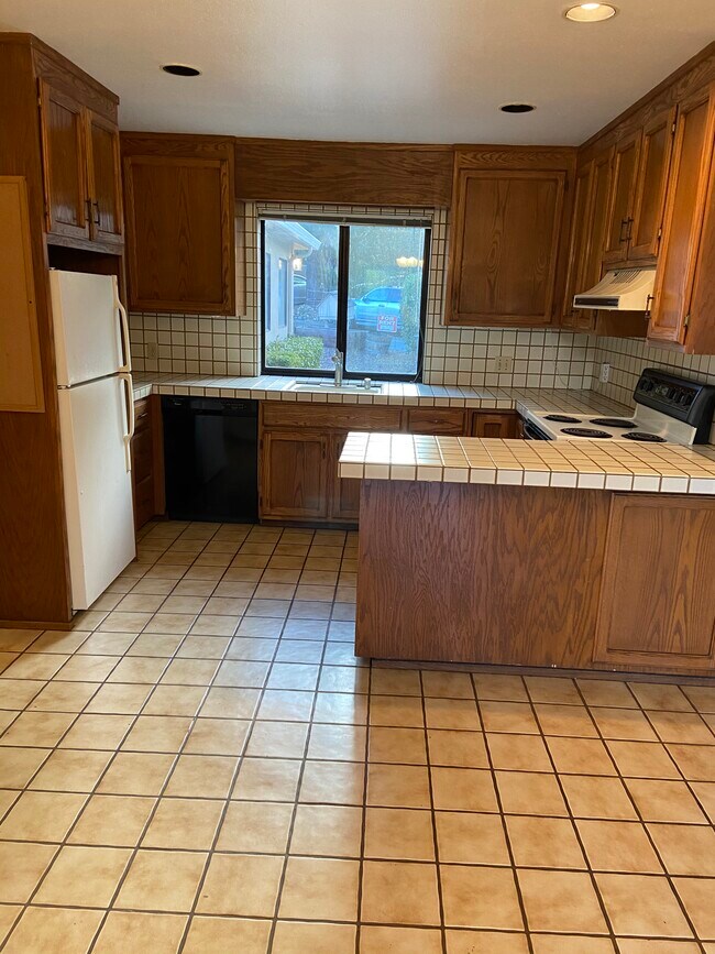 Building Photo - 998 Lundy Ln