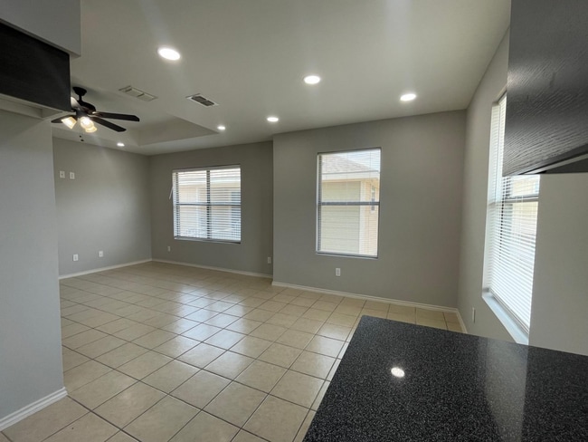 Foto del edificio - 406 E 3rd St