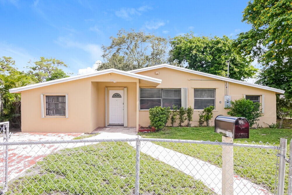 Foto principal - 1901 NW 152nd St