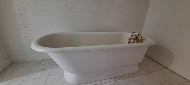 Master Suite Stand Alone - 291 Edward St
