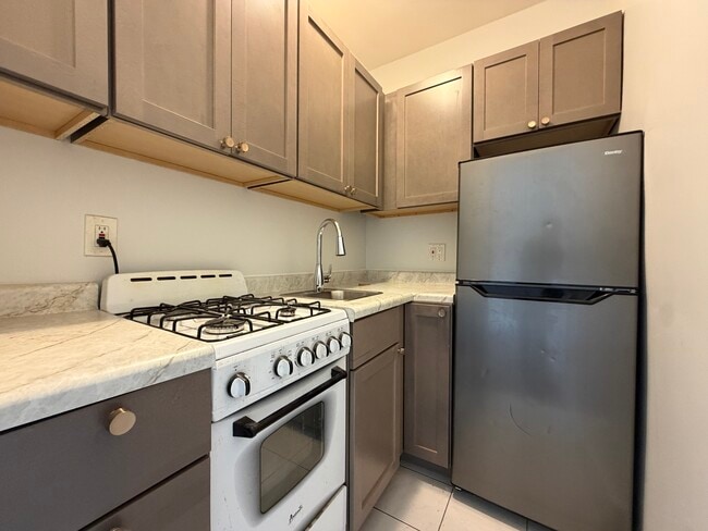 Building Photo - 3727 N Pine Grove Ave