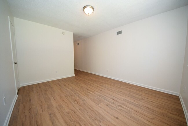 Foto del edificio - GORGEOUS UPDATES in this 2 bed, 1 bath dup...