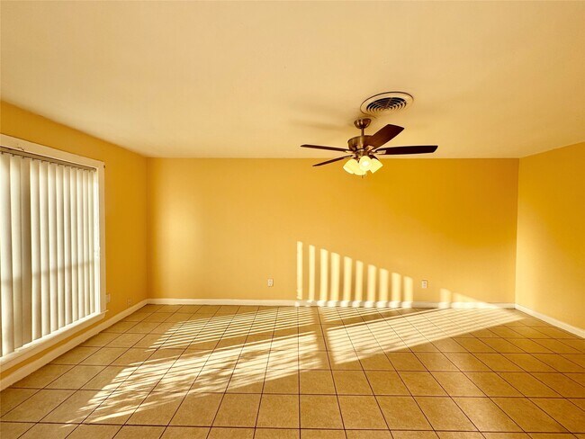 Foto del edificio - 8215 Lugary Dr