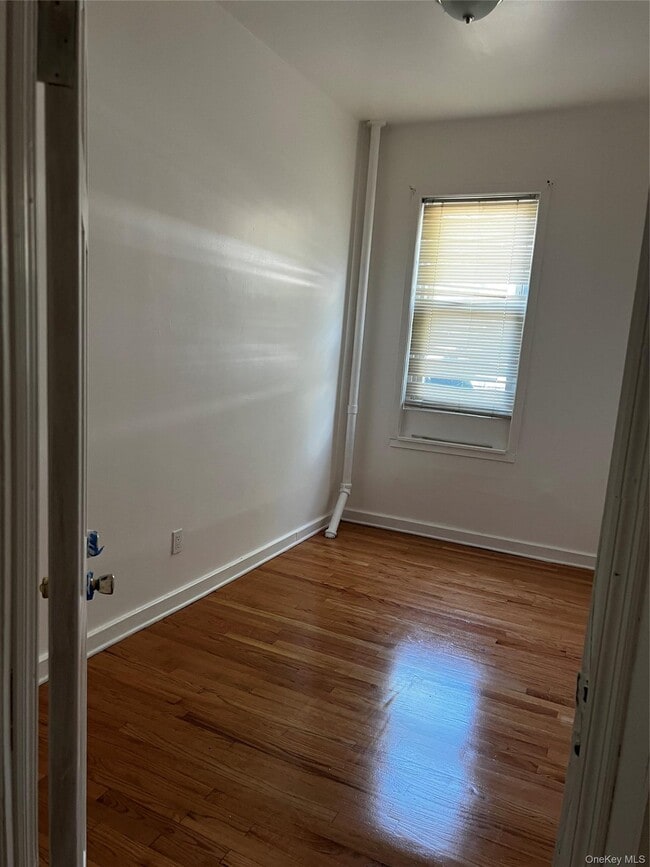 Foto del edificio - 847 E 220th St