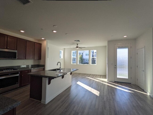 Foto del edificio - Beautiful/Spacious 3/2.5 (SOLAR) Natomas!  Please reference ad for viewings!