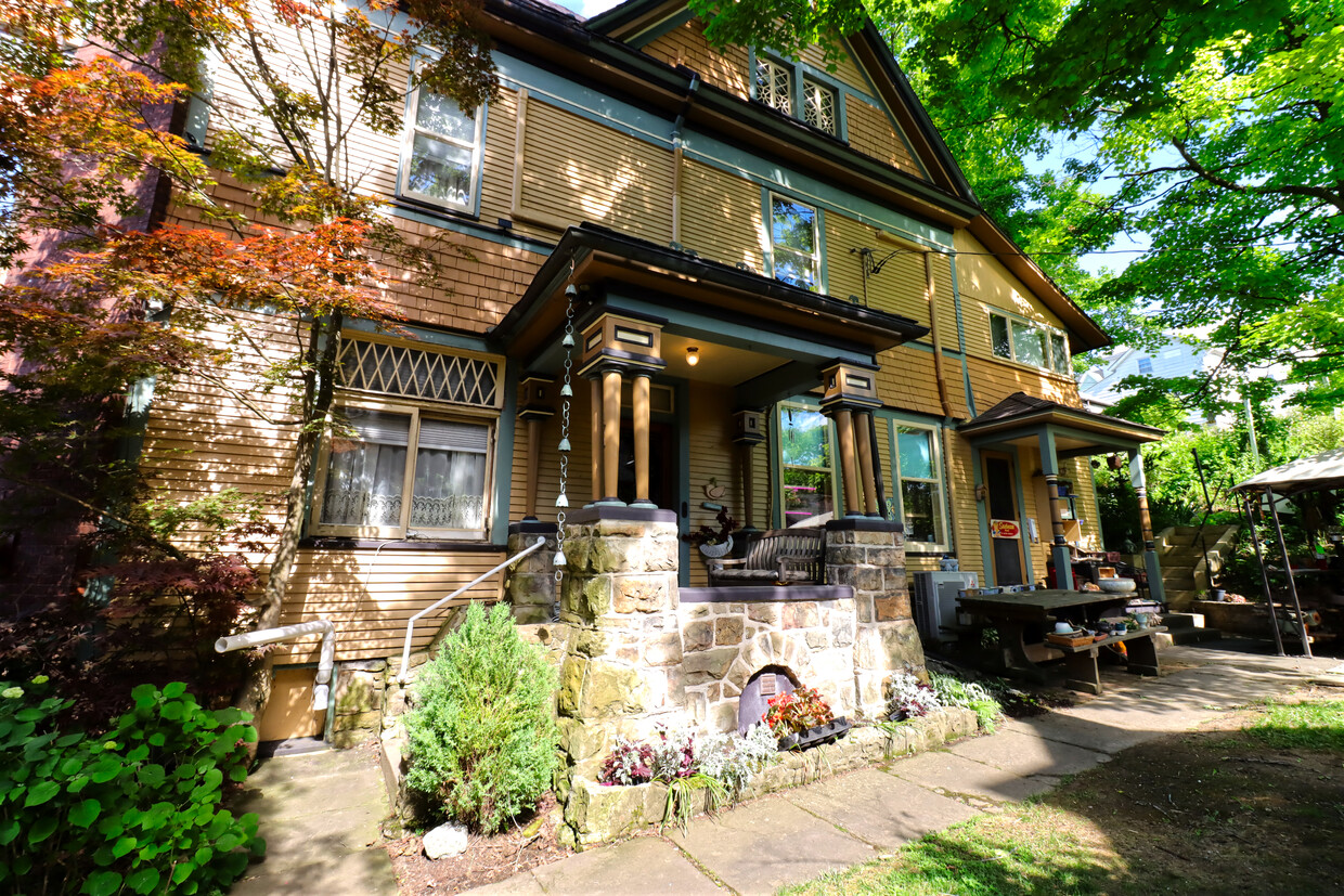 Primary Photo - 176 E Linn St
