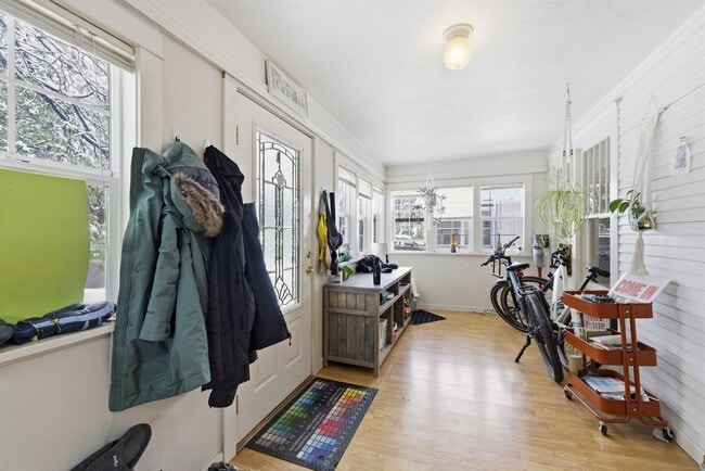 Building Photo - Charming 2 Bed 1 Bath House in Old Town!