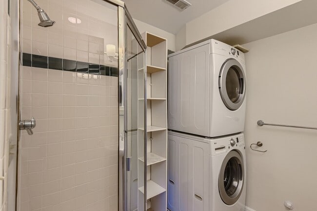 Foto del edificio - Two Story Condominium Prime Location! Just...