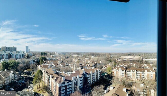 Foto del edificio - 8220 Crestwood Heights Dr