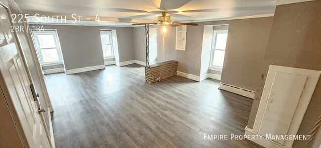 Building Photo - 3rd Floor: 2 Bedroom/ 1 Bathroom Apartment...