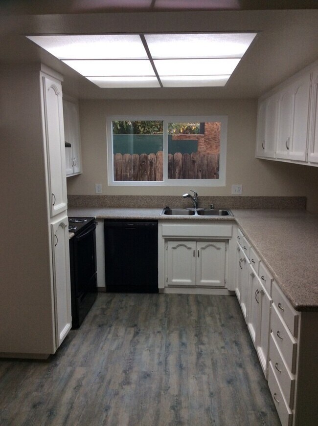 Foto del edificio - STOP BY, PEEK THROUGH THE WINDOWS AND EXPLORE THE AREA!