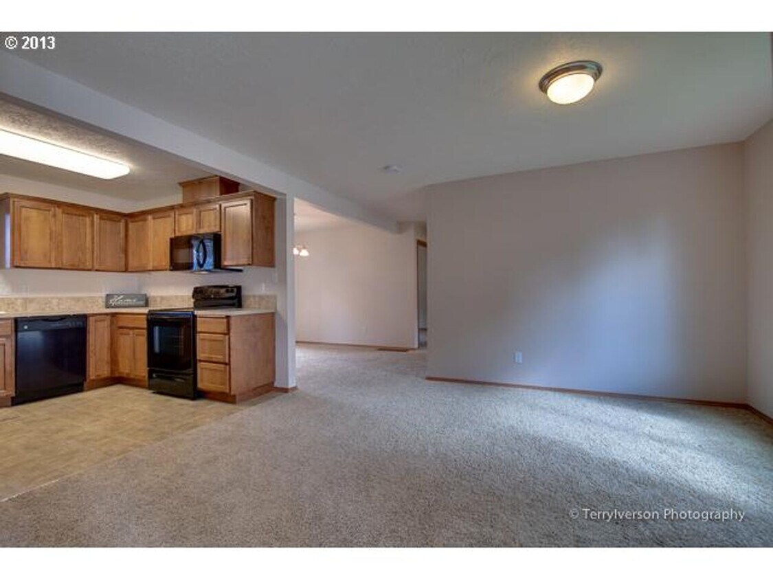 Foto del edificio - Great location with Huge yard