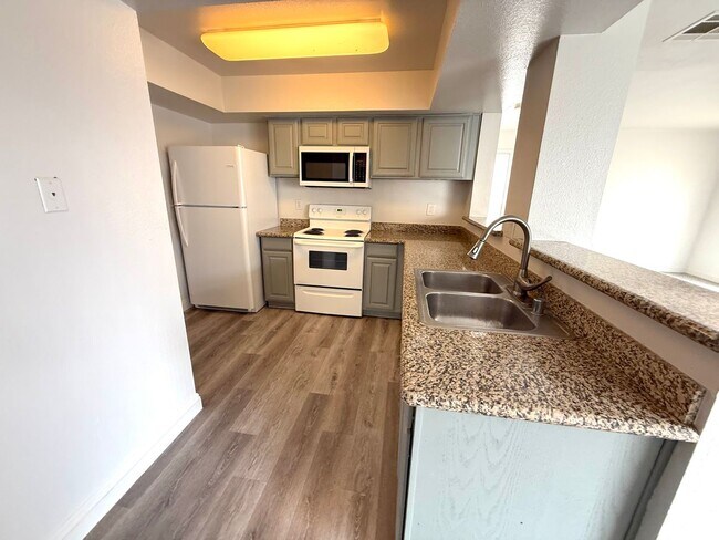 Foto del edificio - SPACIOUS 3BED/2BATH CONDO ON THE FIRST FLOOR!