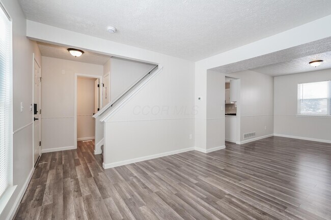 Foto del edificio - 6351 Whims Rd