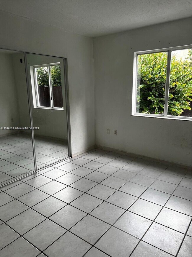 Foto del edificio - 8027 NW 8th St