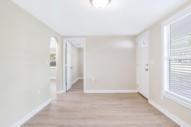 Foto del edificio - 2517 Greenleaf Dr