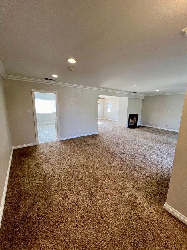 Foto del edificio - Upgraded Upper Level 3 Bedroom Belmont Hei...