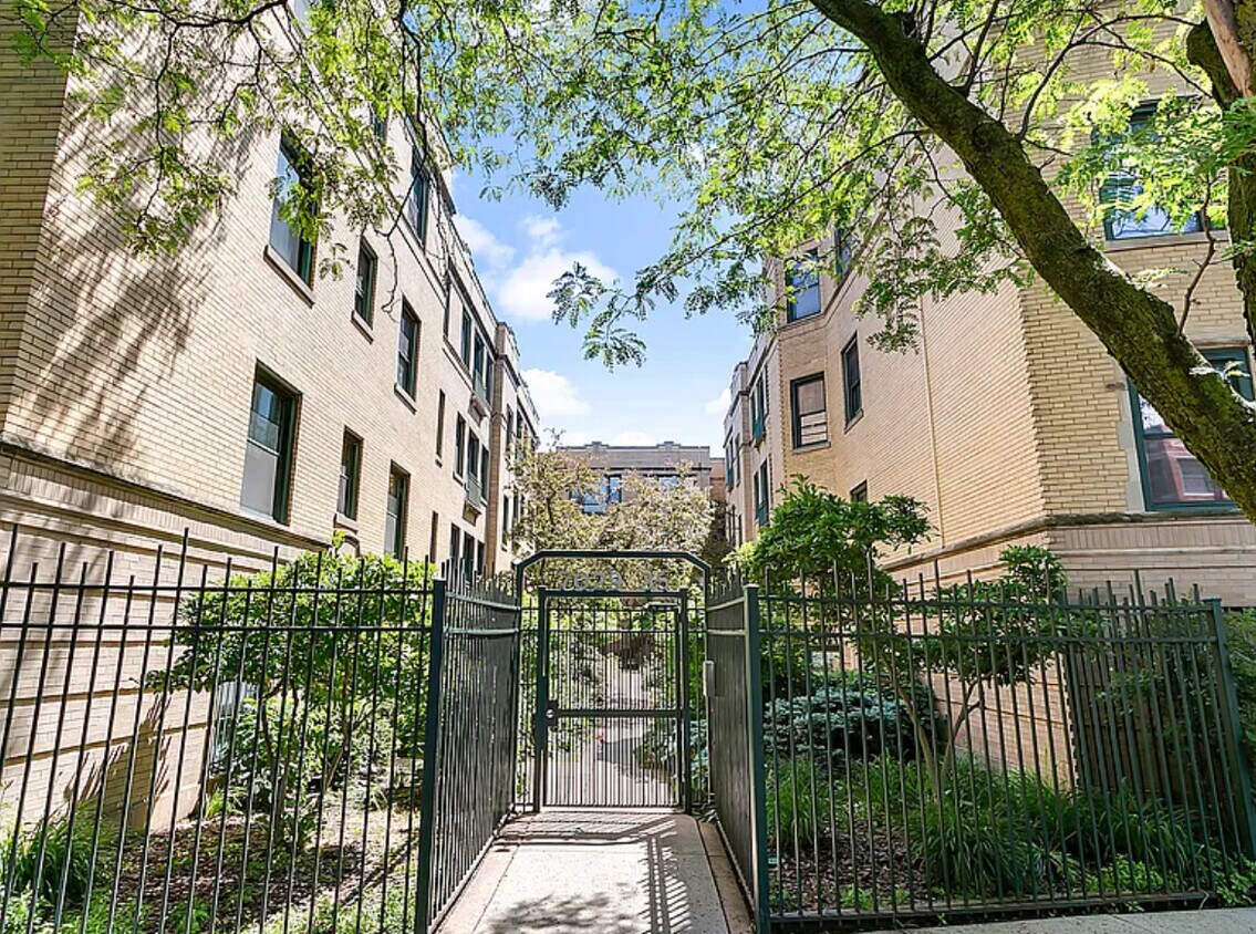 Foto principal - 7031 N Sheridan Rd
