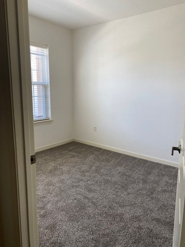 Building Photo - Huntington