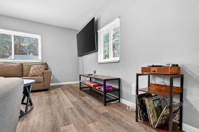 Foto del edificio - 7778 Folk Ave