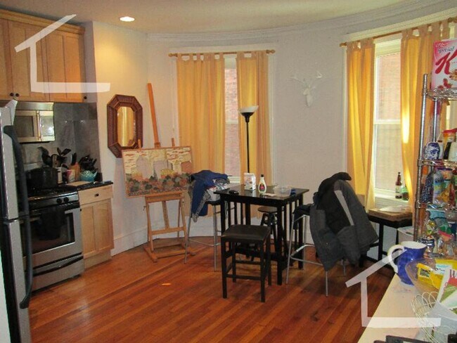 Building Photo - 4 bed 2 bath DUPLEX! - Washington Square -...