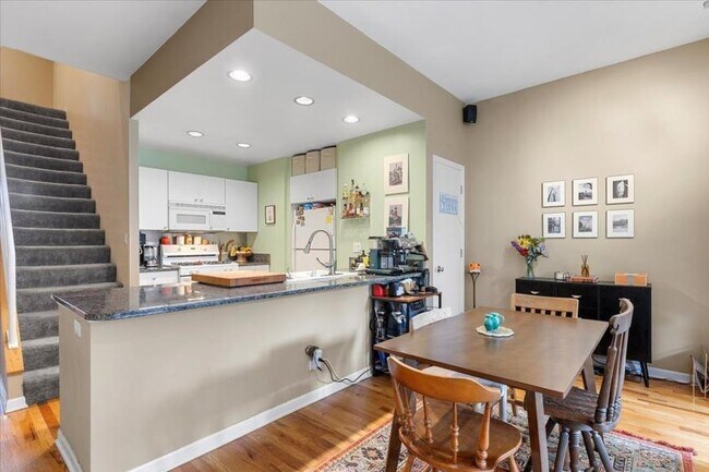 Building Photo - 2 bedroom in Chicago IL 60657