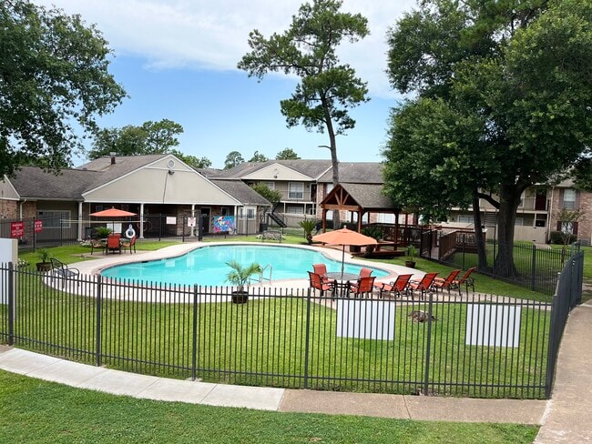 Come enjoy our sparkling Pool - Oaks of Wimbledon