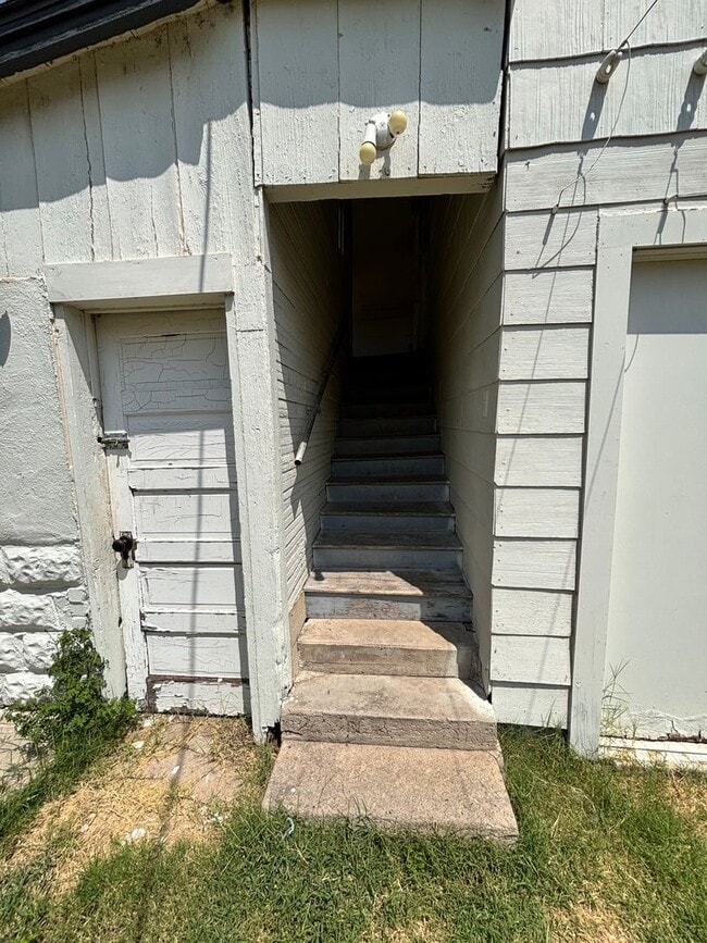Building Photo - 216 S Moore Ave