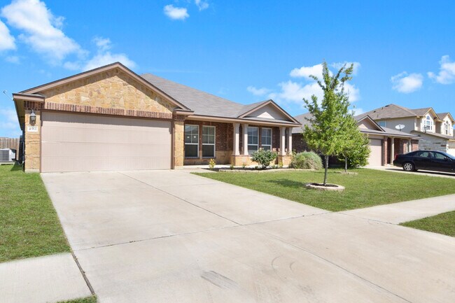 Building Photo - 4911 Bridgewood Dr