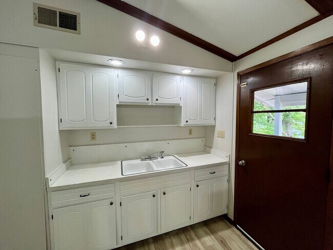 Foto del edificio - 3 Bed 1 Bath in Rhinelander on the water!