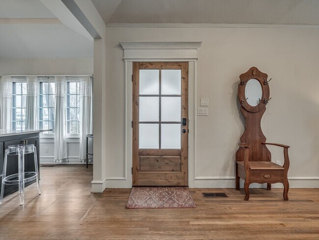 Foto del edificio - Stylish & Fully Furnished Home in the Hear...