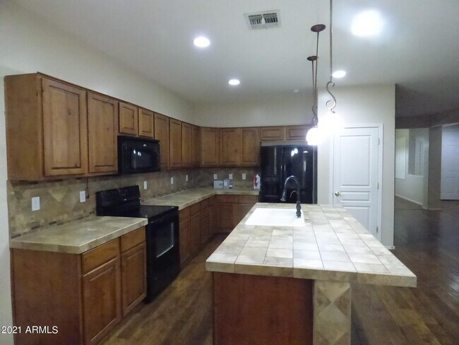 Foto del edificio - 573 S 219th Ln