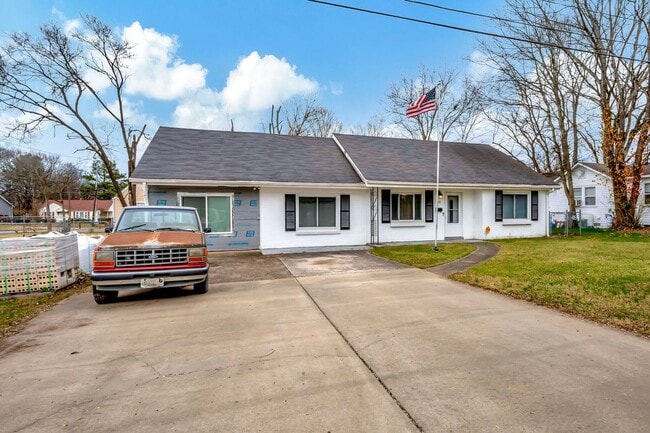 Building Photo - Freshly renovated 2 Bed 1 Bath in Clarksvi...