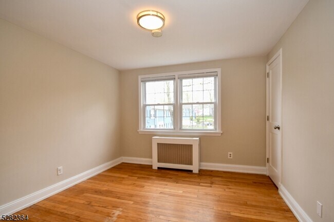 Building Photo - 511 Lincoln Park E