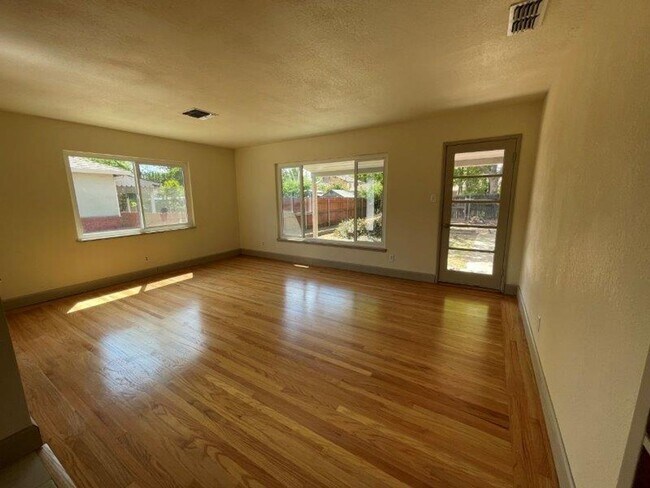 Foto del edificio - Tahoe Park 2 Bedroom