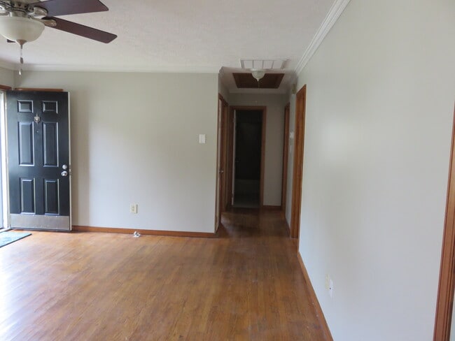 Building Photo - 231 N Mapleleaf Ave