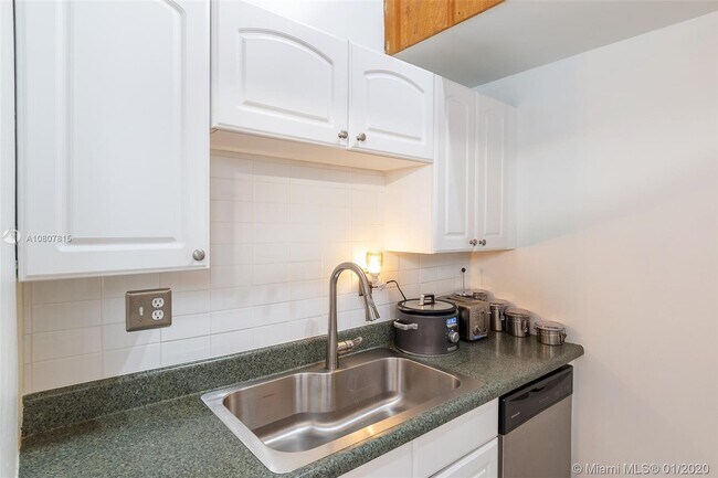 Building Photo - 497 N University Dr