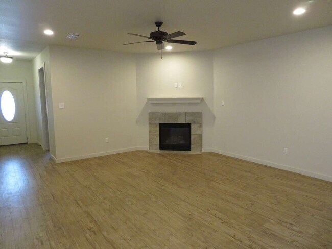 Building Photo - Beautiful Home Located Near Texas Tech Cam...