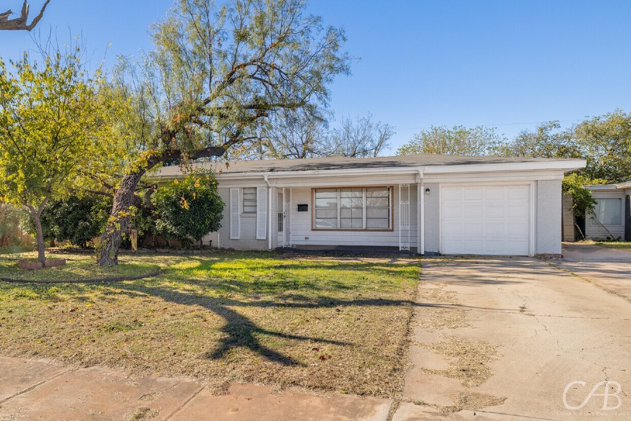 Foto principal - For Lease