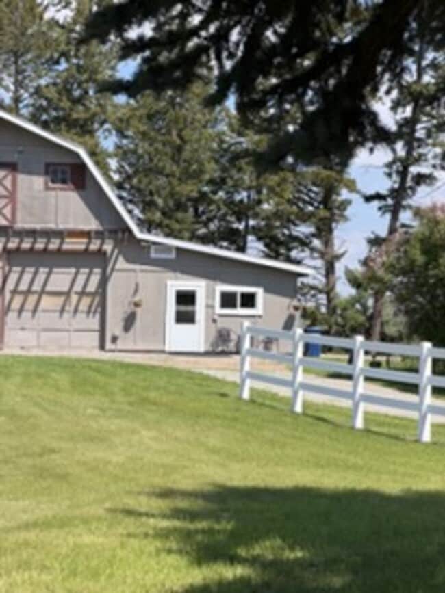 Building Photo - 825 Greenridge Dr