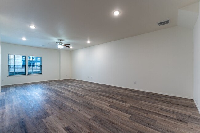 Foto del edificio - 4/4.5 Townhome!!