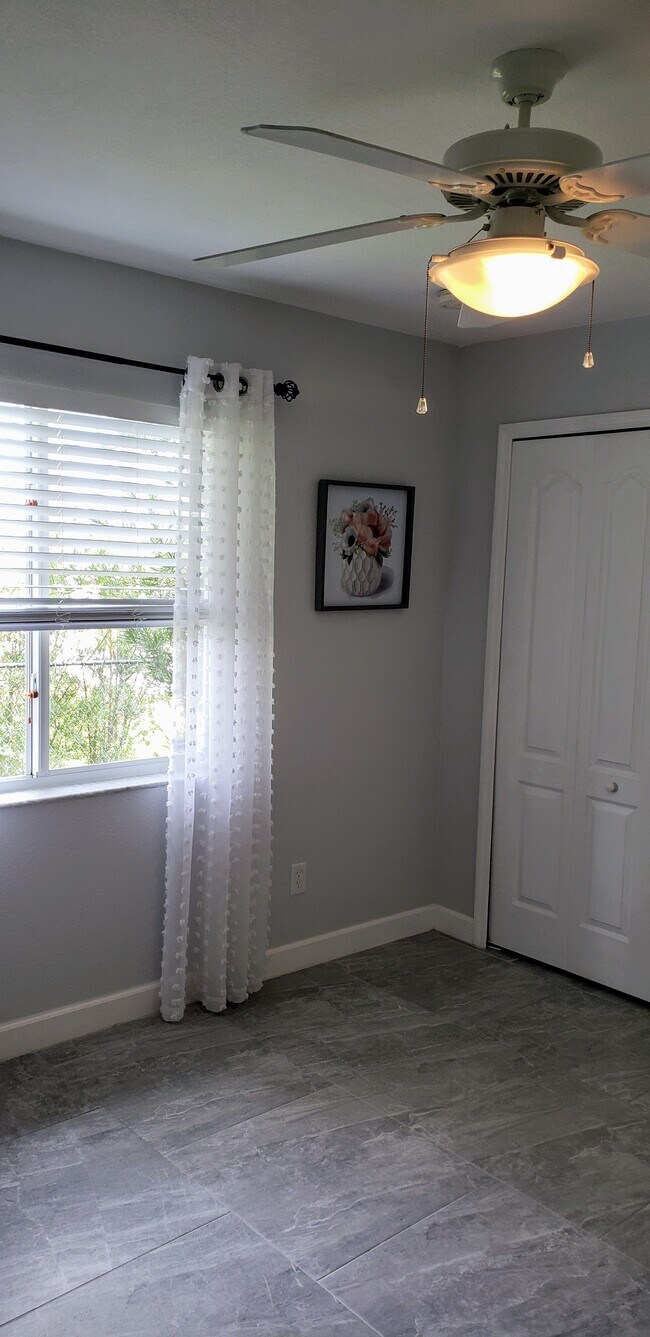 Foto del edificio - 5122 Lady Slipper Ave