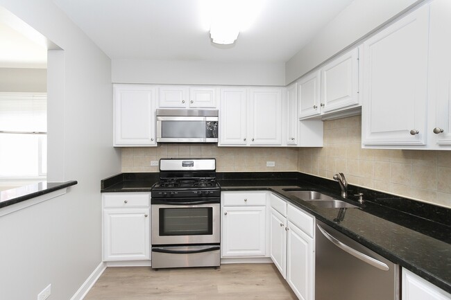 Building Photo - 677 S River Rd