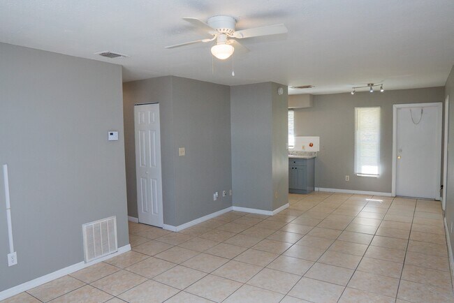 Building Photo - 434 W 17th St