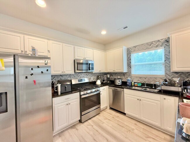 Foto del edificio - Modern 4BD, 2.5BA Knightdale Home with a F...