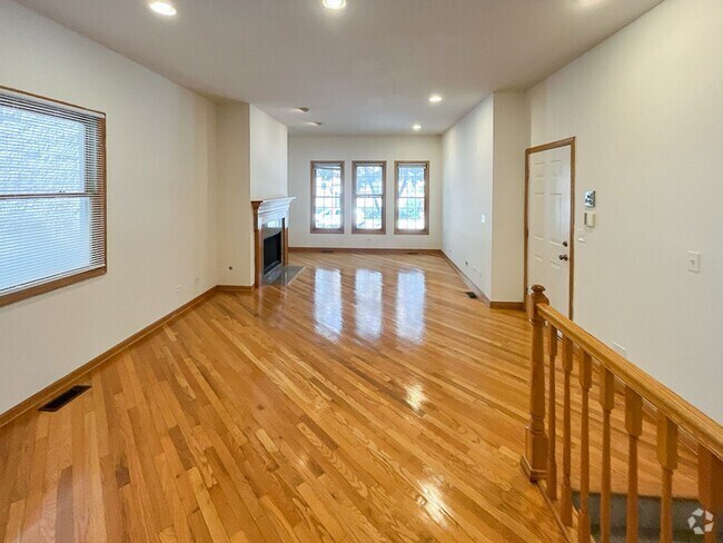 Building Photo - 1321 W Belmont Ave